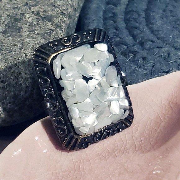 Antique Brass Mother of Pearl Black Resin Domed Cocktail Statement Ring #E2 - Picture 7 of 8